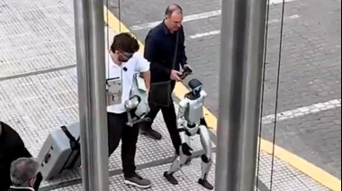 Un robot humanoide sorprendió a los transeúntes en Puerto Madero
