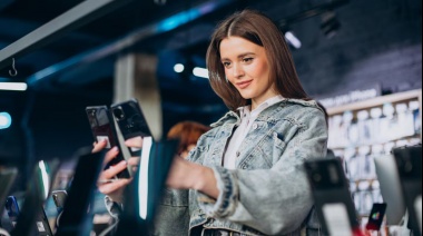 Los argentinos no sueltan el teléfono: más de tres meses del año se van mirando el celular