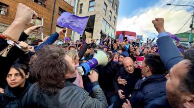 Milei realizó una breve caminata de campaña en Ushuaia con tensión por manifestantes