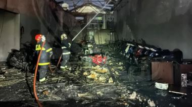El incendio destruyó concesionaria de motos en la ciudad