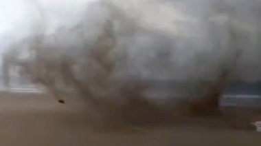 Un "mini tornado" de arena causa sorpresa en la playa