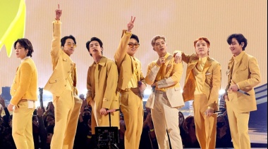 El grupo surcoreano BTS, primer "Artista del año" asiático en los American Music Awards