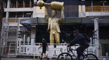Ya está a la venta el muñeco de la estatua de Marcelo Gallardo: “Viene empaquetado”