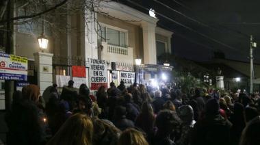 Masiva marcha para pedir justicia por Silvina Luna frente a la casa de Lotocki