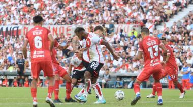 River no pudo aguantarlo e igualó ante Argentinos Juniors en el debut de la Copa de la Liga