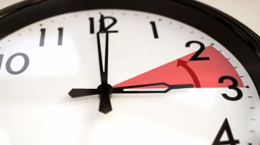 Proponen retrasar una hora los relojes para mejorar el uso de energía