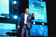 El pastor que recibió a Milei cambió su relato del “milagro”: ahora dice que tenía solo US$9500 y no 100 mil