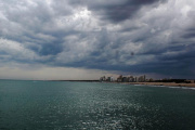 Pronóstico del Clima para el Lunes en Necochea y Quequén: Jornada Fresca con Posibles Chaparrones y Viento Intenso