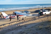 Una avioneta aterrizó de emergencia en la playa
