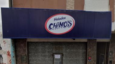 Roban caja registradora de una heladería y huyen en moto