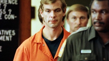Jeffrey Dahmer, el asesino que violaba y se comía a sus víctimas: lo que omitió la serie de Netflix