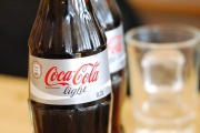 El aspartamo utilizado en la Coca-Cola Diet podría ser cancerígeno, según un informe que publicará la OMS