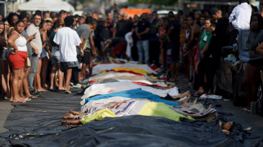 Civiles trasladan más de 50 cadáveres a una plaza tras la operación policial más letal