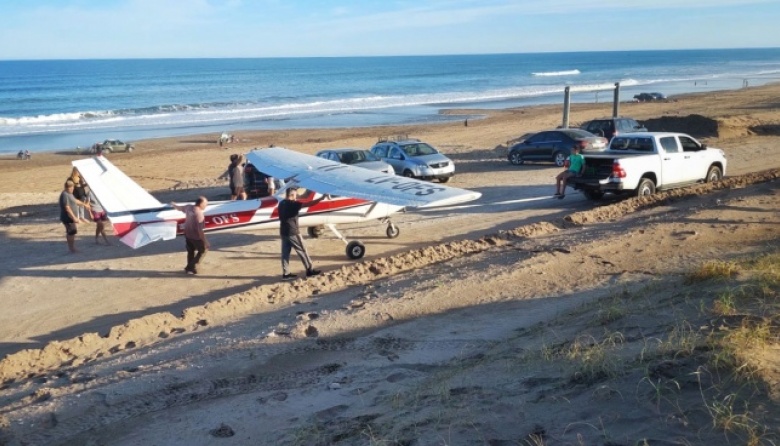 Una avioneta aterrizó de emergencia en la playa