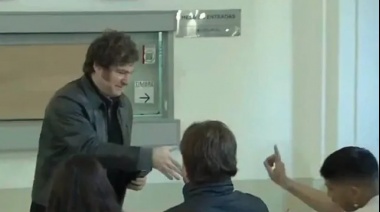Un Fiscal De Mesa Se Negó A Saludar Al Presidente Javier Milei Durante Su Voto Y Hubo Un Incidente Con Un Periodista