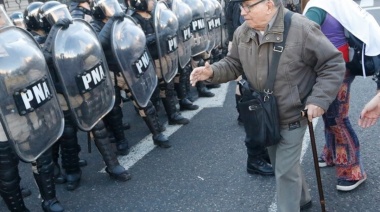 Tensión en el Congreso: Represión con Gas Pimienta y Palazos Durante la Marcha de Jubilados