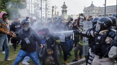 Represión En La Marcha De Jubilados Que Reclamaban Aumento De Haberes