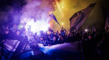 Impresionante Banderazo de los Hinchas de Racing Antes del Duelo de Copa Libertadores