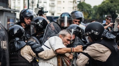 Represión Policial Contra Jubilados En Marcha Hacia El Congreso: Varios Heridos Y Dos Detenidos