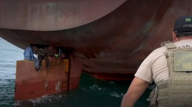 Cuatro migrantes cruzaron el Atlántico escondidos en el timón de un barco y sobrevivieron