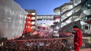 River Plate: Un mar de hinchas alienta al equipo en el Monumental