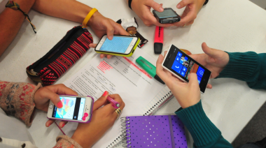 Brasil prohíbe el uso de celulares en las escuelas