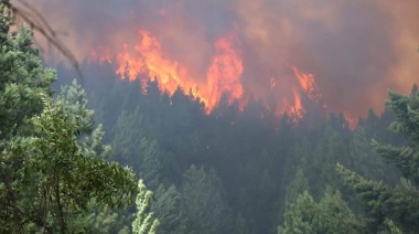 Feroz incendio en Epuyén: más de 2 mil hectáreas arrasadas y 200 viviendas evacuadas
