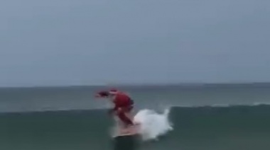Papá Noel surfea las olas de Quequén