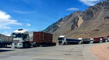 Preocupación por los tres mil camiones varados en la frontera con Chile