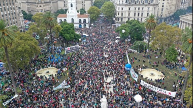 Una multitud congregada en la Plaza de Mayo conmemoró el Día de la Memoria