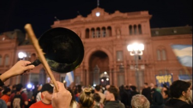 Tras el Cacerolazo, Cientos Marchan a Plaza de Mayo en Protesta Contra la Represión Policial