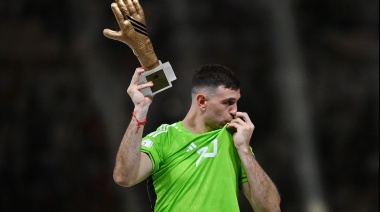 Subastan los guantes del “Dibu” Martínez