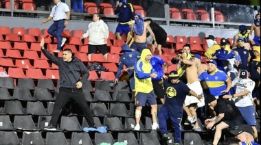 Incidentes en las tribunas: enfrentamientos entre hinchas de Boca y Gimnasia obligan a intervenir a la policía y a Riquelme