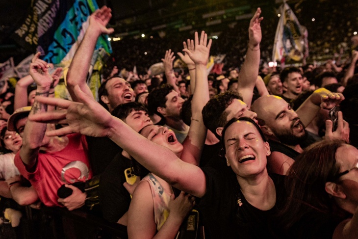 Los fans viendo a Los Piojos.