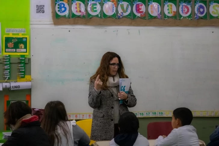 Jimena López en las escuelas.