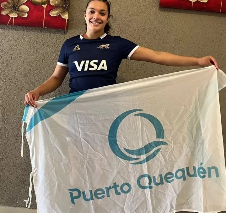 Milagros Echaves junto al programa de Alto Rendimiento del Consorcio de Gestión de Puerto Quequén.
