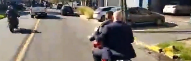 Espert huyendo en moto de Lomas de Zamora.