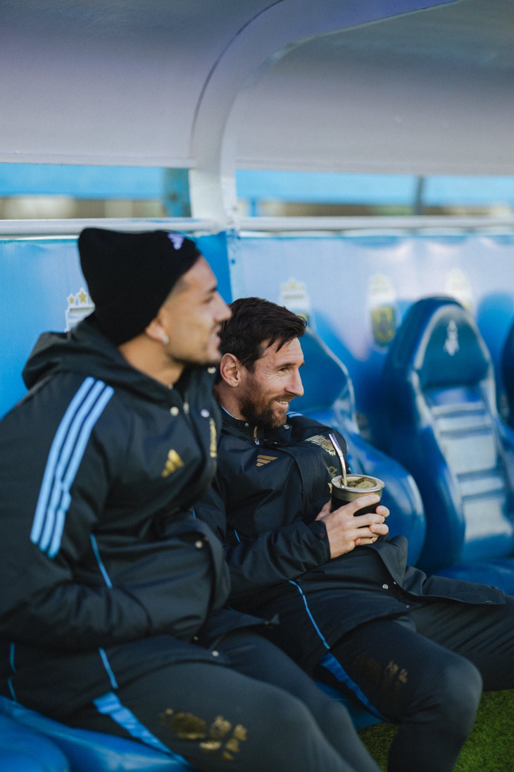 Messi junto a Paredes tomando mate.