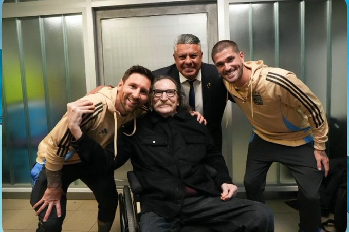 Charly Garcia junto a Messi, De Paul y Chiqui Tapia
