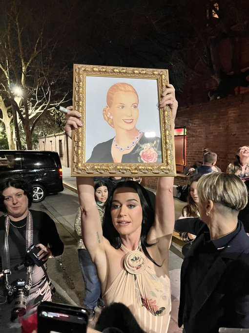 Katty Perry con el cuadro de Eva Perón.