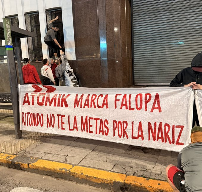 Socios de Independiente enojados con la dirigencia.