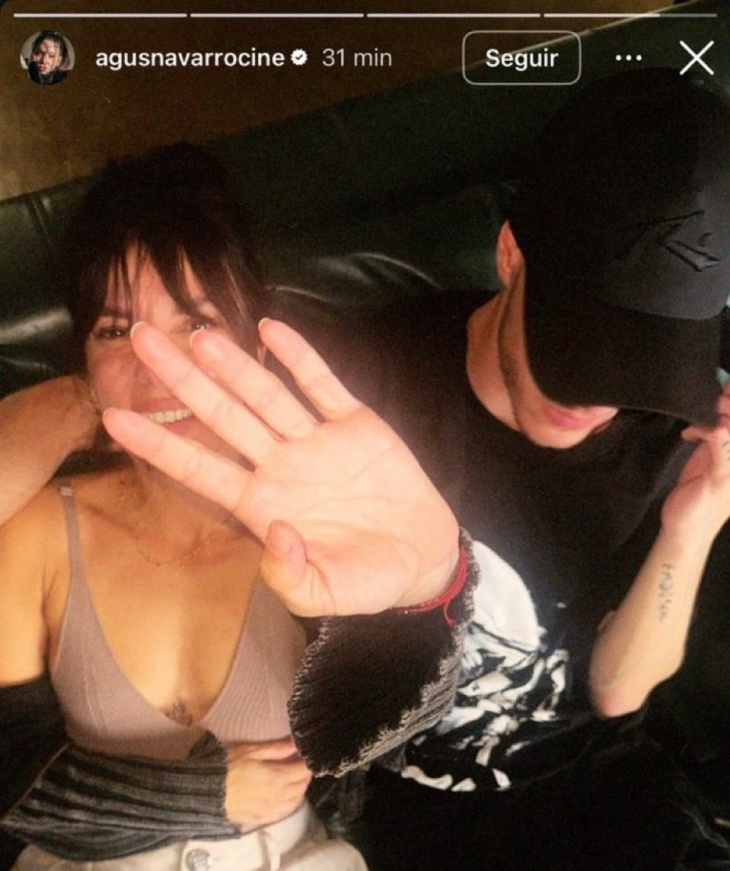 Gime Accardi junto a un hombre.