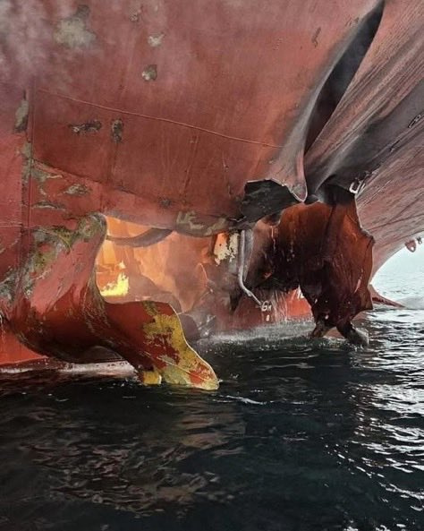 Barco bombardeado en el estrecho de ormuz