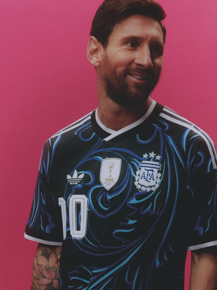 Messi posando con la nueva camiseta de la selección.