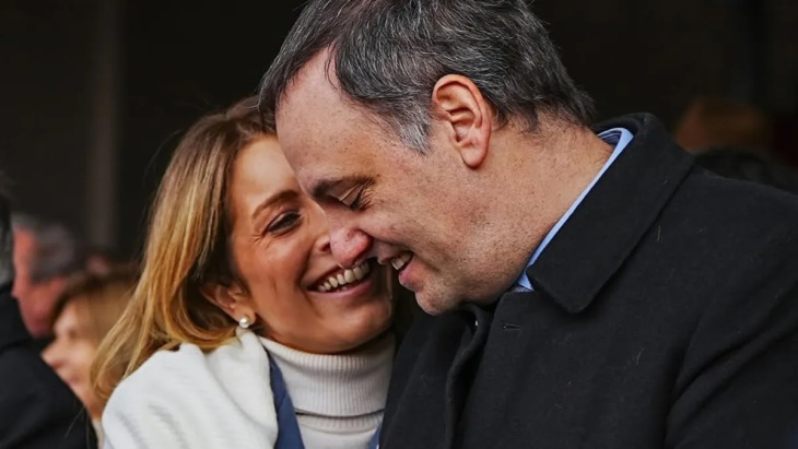 Adorni junto a su esposa.