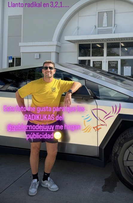 Diputado con su TESLA.