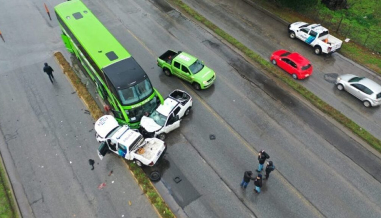 Paciente Psiquiátrico Roba un Patrullero y Choca Contra un Colectivo