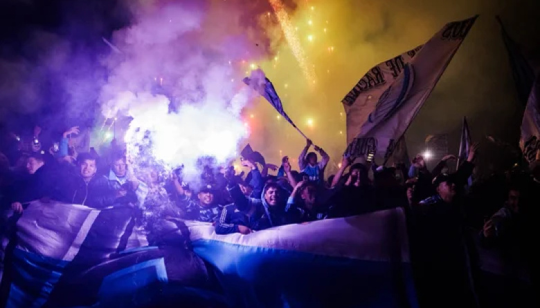 Impresionante Banderazo de los Hinchas de Racing Antes del Duelo de Copa Libertadores