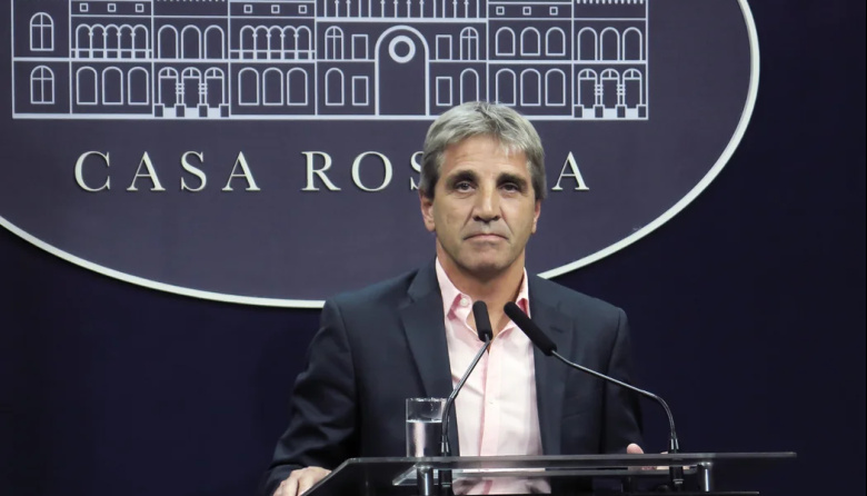 Caputo afirma que "está más cómodo" con el dólar a $1.500