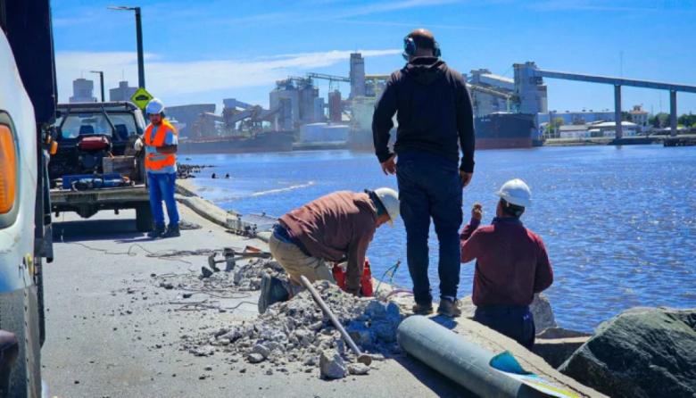 Puerto Quequén renueva columnas de alumbrado en la escollera sur